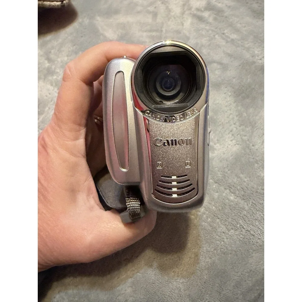 Canon DC210 DVD‎ Video Camcorder 35x Optical Zoom W/ Battery & Charger +Bag
